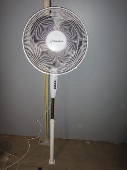 Weiße Fanline-Ventilatoren, Maße 115 cm x Durchmesser 45 / 45 W